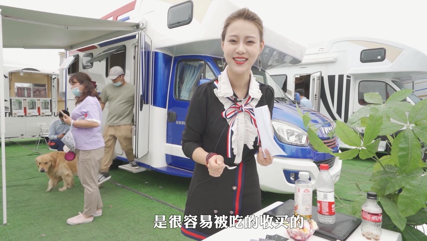 杨桃边吃冰淇淋边说房车给你带来法美瑞双拓展房车介绍